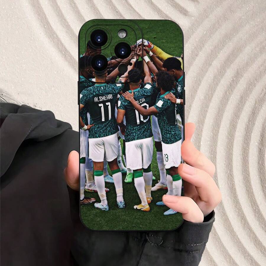 Un Jugador de Fútbol Levanta la Mano en Señal de Apoyo - Diseño Resistente| Protección de la cámara| A prueba de golpes y resistente a caídas| Antideslizante Mate| Lujo Sutil, Impresión UV Adecuada para iPhone 17/16/15/14/13/12/11/Xs/Xr/X/7/37/Plus/Pro/Max - Funda Suave de TPU Negra, Ofrece Protección Contra Impactos, Perfecta para Regalos, Eventos de Halloween. - Color mixto 1 - Ver 1