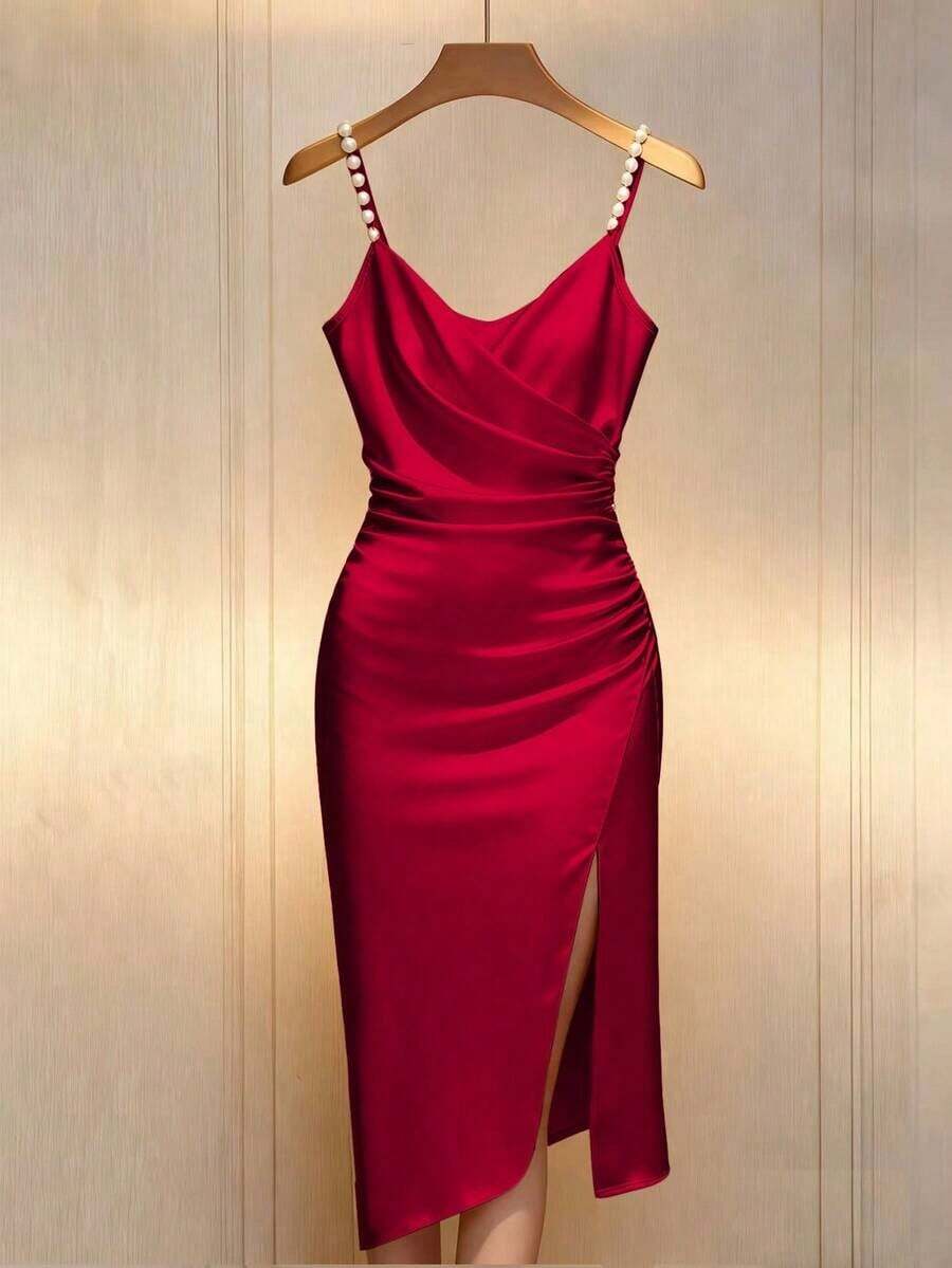 vestido ajustado de color champán con cuello cruzado francés romántico, cintura ceñida y adorno de perlas con abertura - Rojo - Ver 1