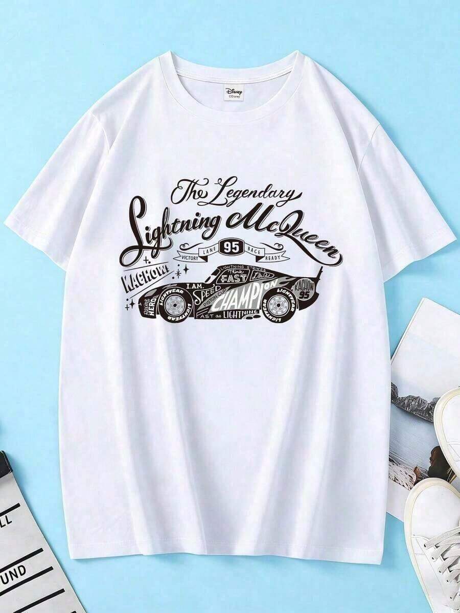 Camiseta casual de manga corta para hombre, con cuello redondo, que presenta un diseño estilo graffiti con las palabras "FAST" y "SPEED" incorporadas en la carrocería del coche, junto con un eslogan vintage escrito a mano y un gráfico legendario impreso.Adecuado para todas las estaciones y el uso diario, viajes y otros eventos.Camiseta con estampado para hombre, Ropa de hombre. - Blanco - Ver 1