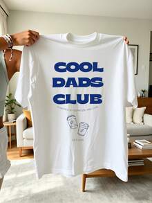 Camiseta masculina estilo casual com estampa "Cool Dads Club" com tema de café expresso e amor, ideal para looks casuais e como presente de Dia dos Pais. Estilo anos 2000. - Branco - Ver 1