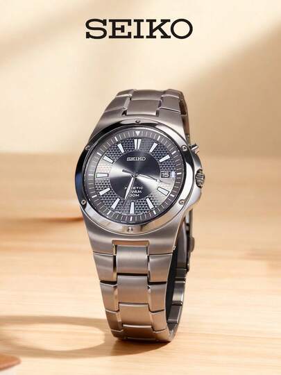 Seiko Reloj de pulsera Kinetic Titanium para hombre, caja de acero inoxidable plateada, esfera negra texturizada, indicador de fecha, estilo deportivo e informal. Regalo ideal para padre, esposo, cumpleaños, festivales, uso diario, viajes al aire libre y fiestas callejeras.