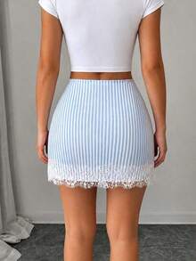 Falda de mujer, Falda de verano de mujer, Falda de mujer con estampado de rayas minimalista con forro, Falda de rayas azul y blanca de mujer, Falda de mujer con dobladillo de encaje blanco de retazos, Falda de cintura alta de mujer, Falda elegante de mujer, Falda de mujer, Conjunto de verano de mujer, Conjunto de cita de mujer, Conjunto elegante de mujer, Falda de verano fresca, Falda juvenil, Falda casual de moda, Conjunto de vacaciones de mujer, Adecuado para uso diario casual, viaje, cita, fiesta, salida, té de la tarde, picnic al aire libre, vacaciones en la playa y diversas ocasiones - Azul y blanco - Ver 2