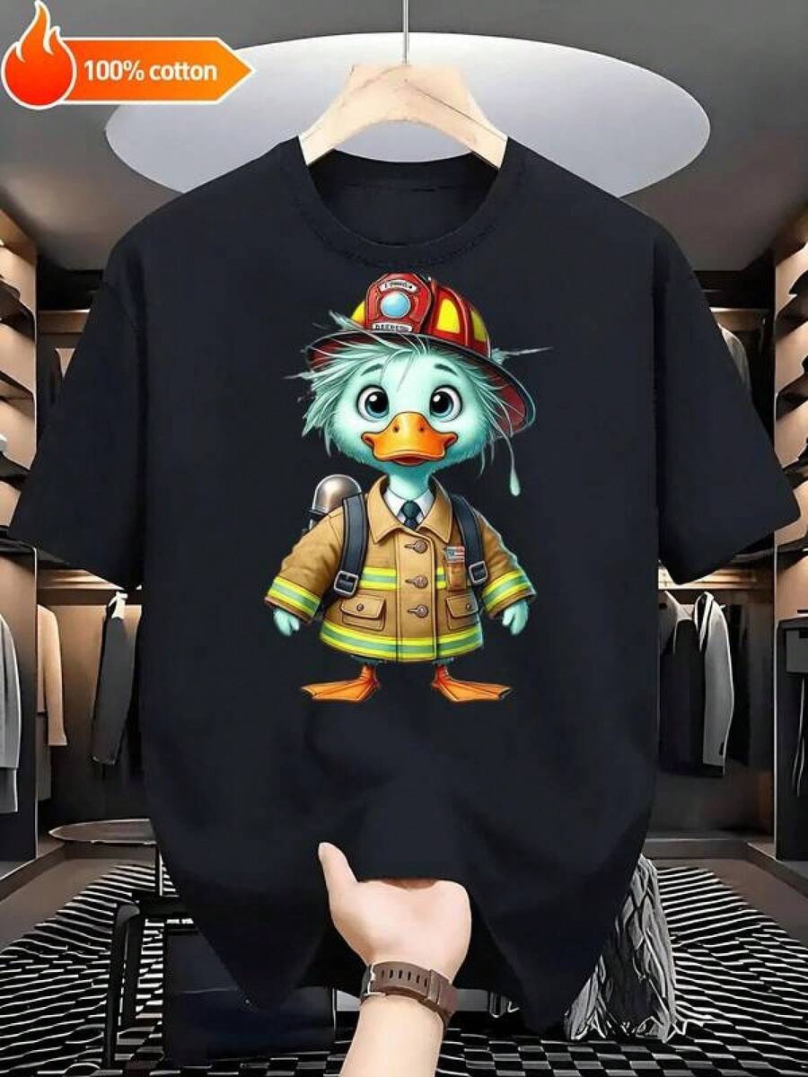 1pc Men's Graphic T-Shirt With Firefighter Hero Duck Design - 100% Soft Retro Loose Fit Casual Streetwear With Firefighter Duck And Hydrant Print, All Season Comfort, Hand Washable, Machine Washable, White Firefighter Duck Design With Green And Orange For Casual Wear, Birthdays, Father's Day Gifts And Themed Events - Funny Firefighter Clothing, Short Sleeve Crew Neck Relaxed Fit, Unisex Clothing, Fashionable Printed Design, Breathable And Comfortable For Adults, Playful Firefighter Duck Character - 黑色 - 查看 1