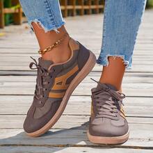 Zapatos casuales unisex, tallas 36-45, zapatos casuales para mujer y zapatos deportivos para hombre, zapatos planos con cordones de suela suave, zapatos cómodos y ligeros para hombre para uso diario, zapatos de entrenamiento alemanes de corte bajo para mujer en tallas grandes, nuevos zapatos planos retro europeos y americanos con bloques de color para mujer al por mayor 2026. - Café 10 - Ver 2