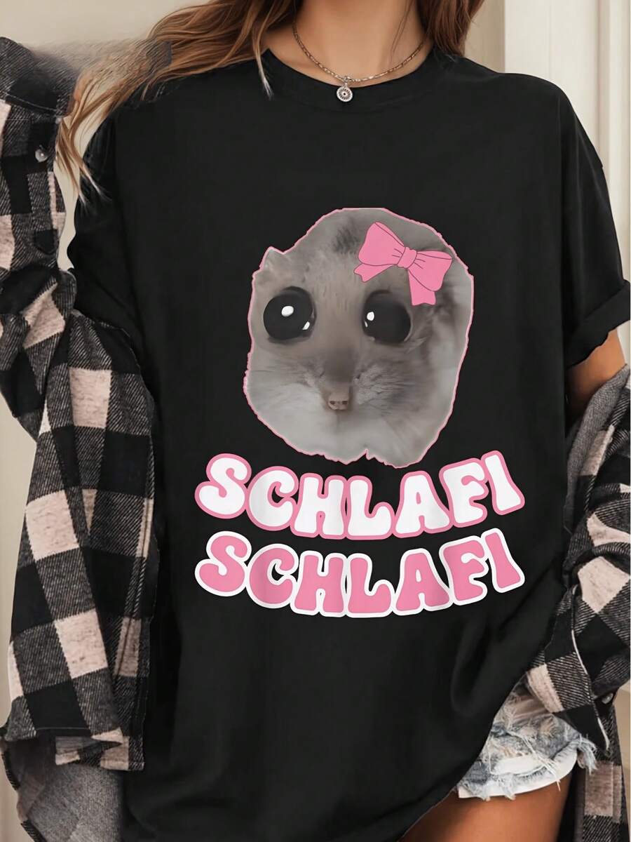 Nueva Camiseta de Hámster Dormido - Con un Lazo Rosa y Diseño de Ojos Cansados - Camiseta de Manga Corta y Cuello Redondo, Perfecta para Entusiastas del Anime, Adorables Fans de Hámsters y Uso Diario - Camiseta Gráfica de Animal Juguetona, Unisex, Artículo ColeccionableTee - Negro - Ver 1