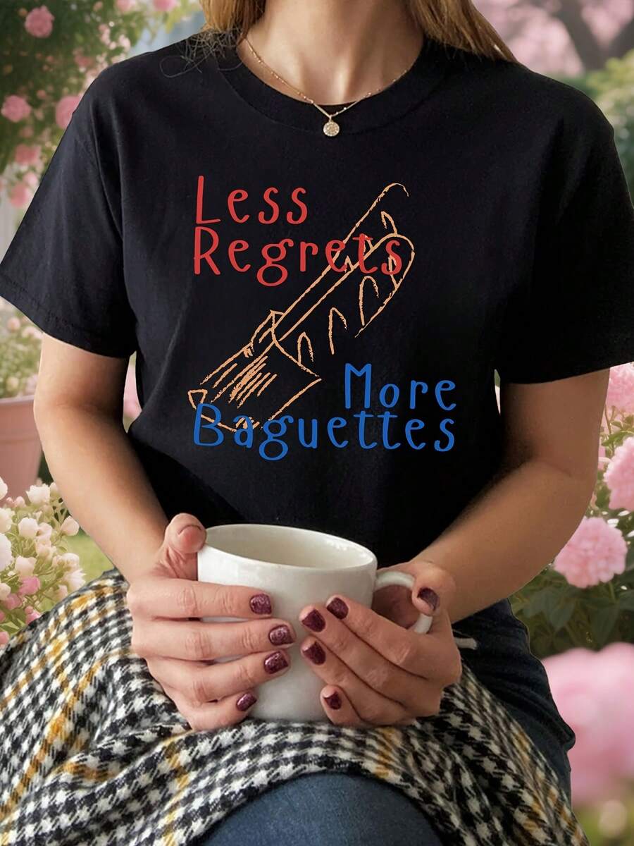Women's T-Shirt: Less Regret, More Baguette! This T-Shirt Features A Baguette Design And Playful Text, Adding A Touch Of Humor And Joy To Your Vacation Life. Effortlessly Embrace A Relaxed Holiday Style And Discover The Vibrant Colors Of Summer. - 黑色 - 查看 1