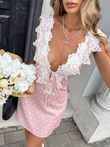 Nuevo vestido de tirantes estilo vintage dulce y sexy con lunares negros para primavera/verano 2026. Tela de satén suave con parches de encaje y diseño de lazo en escote profundo en V, con vibra retro para citas, reuniones al aire libre y salidas en la ciudad. Vestido romántico de verano para mujeres. - Rosa - Ver 5