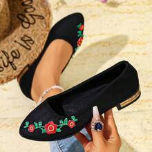 Women's Summer New Casual Shoes, Soft Bottom Embroidered Shoes, Lightweight Comfortable Flat Cloth Shoes - Red - View 1