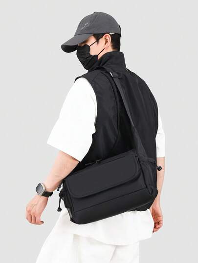 Túi đeo chéo nam cỡ lớn, chất liệu polyester bền chắc, có dây đeo điều chỉnh được và nhiều ngăn, kiểu dáng thời trang dùng hàng ngày và khi đi du lịch.