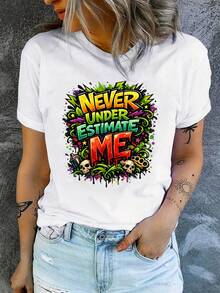 Bohemian Graffiti Print Short Sleeve T-Shirt - The Slogan "Never Underestimate Me" Is Presented In Fun Colors, Designed As An Eye-Catching Garment For Free Spirits And Music Festivals. Short Sleeve, Crew Neck, And Print T-Shirt, New For 2026. Cool Summer Clothing For Women - 白色 - 查看 1