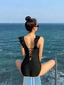 Traje de baño de una pieza con aros y relleno, diseño pero conservador, diseño estilizante con aspecto de espalda descubierta, nueva llegada del verano 2025 para vacaciones en la playa - Negro - Ver 2