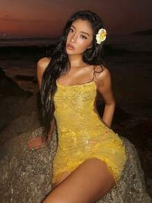 YeonC 女款性感露背亮片花卉裝飾細肩帶迷你洋裝 - 黃色 - 查看 1