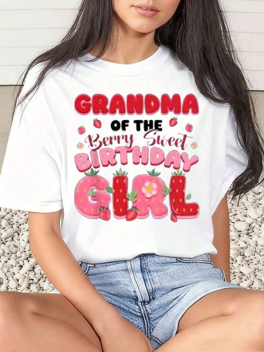 "Lady Strawberry Grandma Of The Berry Sweet Birthday Girl" Printed T-Shirt For Family Celebration, 220g, Suitable As A Gift. Women's T-Shirt. Elegant Blouses. Boho Chic. Soft, Breathable, And Comfortable Women's Top, Ideal For Spring, Summer, And Autumn, Perfect For Vacations, Travel, And Everyday Wear. - 白色 - 查看 1