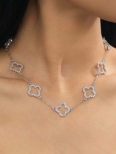 Một chiếc vòng cổ mặt dây chuyền dành cho nữ giới duyên dáng và thanh lịch, với thiết kế hình cỏ bốn lá cổ điển được khảm nạm thủy tinh tinh xảo, thể hiện vẻ đẹp sang trọng cao cấp.