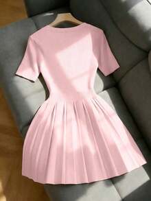 Vestido de punto casual y elegante de uso diario y versátil con cuello en V, hombros rectos y manga corta, talla grande con ajuste ceñido, diseño de botones metálicos color rosa y bajo plisado con forma de paraguas, vestido de manga corta para vacaciones, primavera y verano - Rosa - Ver 2