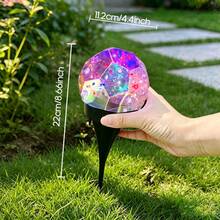 1个太阳能球形地灯：采用智能光感应技术，黄昏时自动开启。这款LED花园球灯采用几何球形设计，非常适合装饰草坪和营造夏季泳池周围的氛围照明。这些优雅的球形灯安装简便，是圣诞节、复活节、感恩节、婚礼和各种节日庆典的理想之选，也是花园和户外照明的完美选择。 - 球 - 查看 5