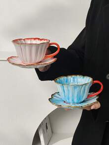 一套ins风高品质手绘浮雕花卉陶瓷咖啡杯碟套装，带把手，包括马克杯、早餐牛奶杯、面包甜点盘、办公室下午茶咖啡杯、拉花杯、果汁饮料杯、情侣水杯，以及送给家人和朋友的节日礼物杯。 - 彩色 - 查看 2
