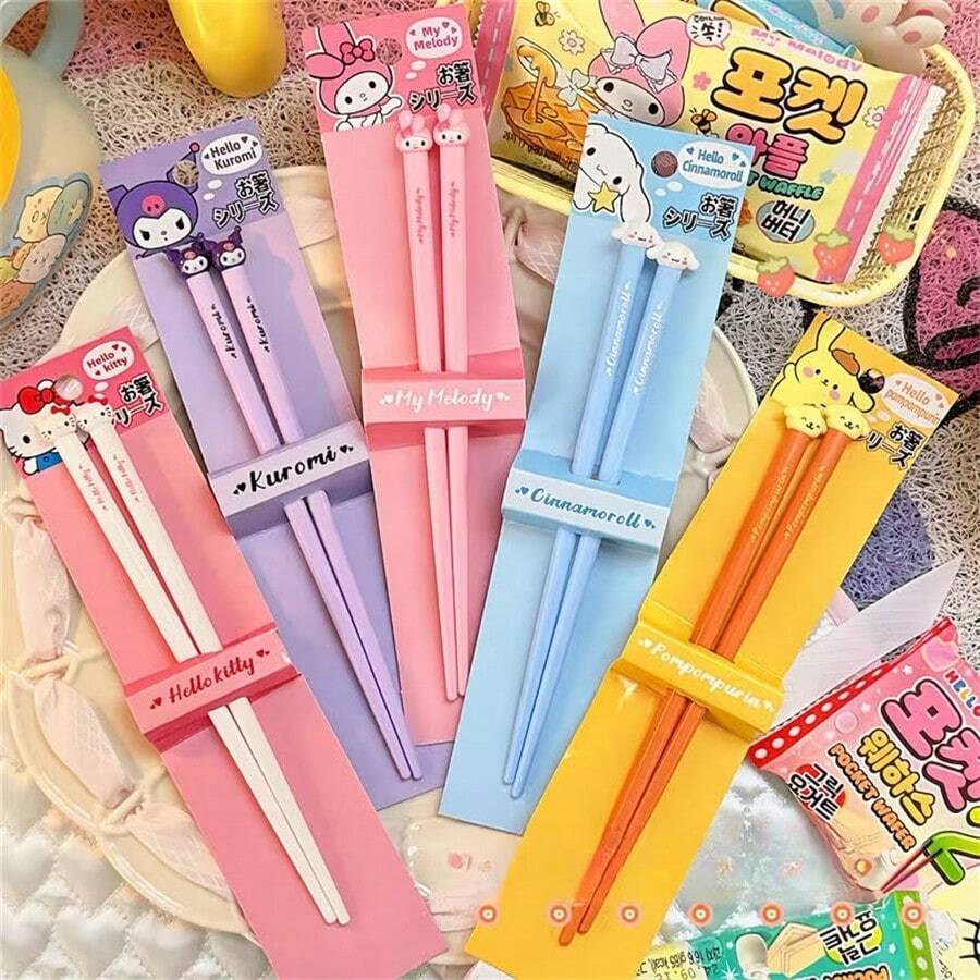 SANRIO 1對精美卡通Hello Kitty與時尚美學Melody Kuromi筷子，適合居家與餐廳餐桌使用，精緻筷子餐具，附露營餐具，淺粉色手柄