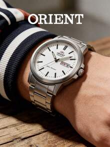 Orient 男士自动机械腕表，白色表盘，精钢表带，双日期显示。防刮耐用，经典商务休闲风格。这款精准可靠的男士腕表也是日常专业佩戴的高品质配饰。作为一款高品质男士腕表，无论是馈赠亲友还是自用，都是绝佳之选。型号：RA-AA0C03S19B。 - 白色 - 查看 2
