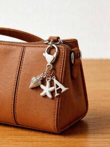 Chaveiro Boho Prateado com Inicial, Concha e Estrela-do-Mar, Chaveiro Personalizado com Letras de A a Z, Pingente para Bolsa com Estética de Férias na Praia, Joia Costeira para Bolsa, Mochila, Carteira e Chaves do Carro. Acessório Boho de Verão para Mulheres, Meninas e Amantes da Praia. Perfeito para Viagens, Férias, Uso Diário e Looks de Resort, Presente Ideal para o Verão de 2026, Aniversário, Formatura, Dia dos Namorados e Presentes de Amizade. - Multicolorido - Ver 10