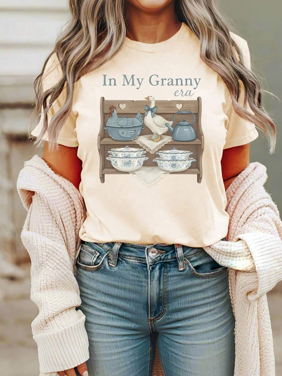 Women's Casual Summer T-Shirt, T-Shirt With The Phrase "In My Grandmother's Time", Vintage T-Shirt With Goose Kitchen Shelf Print, Granny T-Shirt. - 杏色 - 查看 1