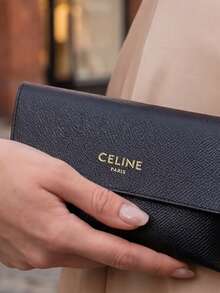 Celine Triomphe 黑色方形时尚眼镜 - 简约高端防眩光时尚眼镜。采用轻盈舒适的醋酸纤维镜框，可修饰脸型，提升整体美感。适合日常通勤或街头时尚造型，尽显优雅高级气质。经典设计散发低调奢华，轻松打造时尚利落的造型。型号：CL40198F-01A。56 - 黑色 - 查看 10
