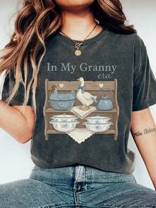 Women's Casual Summer T-Shirt, T-Shirt With The Phrase "In My Grandmother's Time", Vintage T-Shirt With Goose Kitchen Shelf Print, Granny T-Shirt. - 黑色 - 查看 11