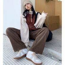 Zapatos casuales unisex, tallas 36-45, zapatos casuales para mujer y zapatos deportivos para hombre, zapatos planos con cordones de suela suave, zapatos de hombre cómodos y ligeros para uso diario, versión de cuero de corte bajo~Zapatos de entrenamiento alemanes para mujer de primavera y otoño, zapatos blancos de cuero genuino retro con suela gruesa que aumenta la altura, zapatillas deportivas casuales versátiles. - Beige grisáceo, suela plana, en stock. - Ver 6