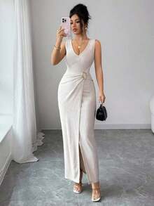 Raffinéa Vestido elegante sin mangas con decoración metálica en la cintura y escote en V para mujer - Albaricoque - Ver 5