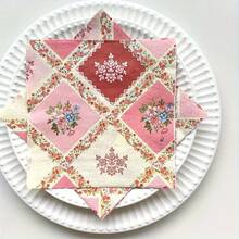 20er Pack Goldfolie Happy Birthday Rosa Spitzenrose bedruckte Einwegservietten, 2-lagig im Landhausstil, dekorative Tücher mit 3-lagig verdickten rein weißen Essensservietten, aus Frischfasern, weich, saugfähig, geruchlos, reißfest, mit festem, nicht verblassendem Muster. Geeignet für tägliches Essen, DIY-Papierschnitt, Blumenverpackung, Szenendekoration; perfekt für Geburtstagsfeiern, Hochzeiten, Brautpartys, Babypartys, Nachmittagstee, Gartenpartys, Brunch, Indoor-Zusammenkünfte, Outdoor-Picknicks, hochwertige leichte Luxus-Landhausstil Party-Tischdekoration Zubehör. - Mehrfarbig - Übersicht 3