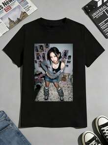 Unisex svart T-shirt i avslappnad stil, sommarutgåva med tidningsskuddesign, speciellt gjord för fans av ikoniska musikvideor. Streetwear T-shirts, sommarblusar för kvinnor, sweatshirts för kvinnor, kortärmade T-shirts för kvinnor, strandkläder för kvinnor,  damkläder. - Svart - Visa 1