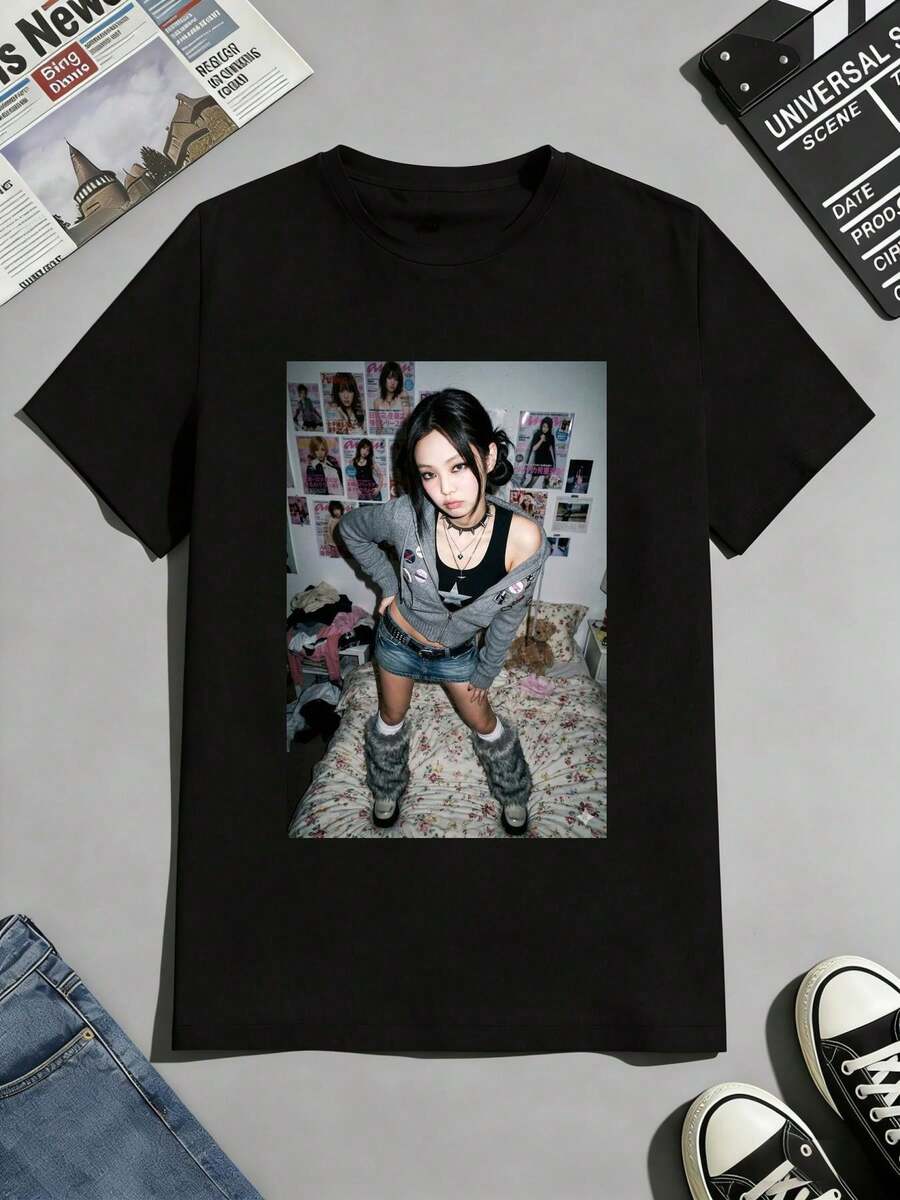Unisex svart T-shirt i avslappnad stil, sommarutgåva med tidningsskuddesign, speciellt gjord för fans av ikoniska musikvideor. Streetwear T-shirts, sommarblusar för kvinnor, sweatshirts för kvinnor, kortärmade T-shirts för kvinnor, strandkläder för kvinnor, damkläder. - Svart - Visa 1