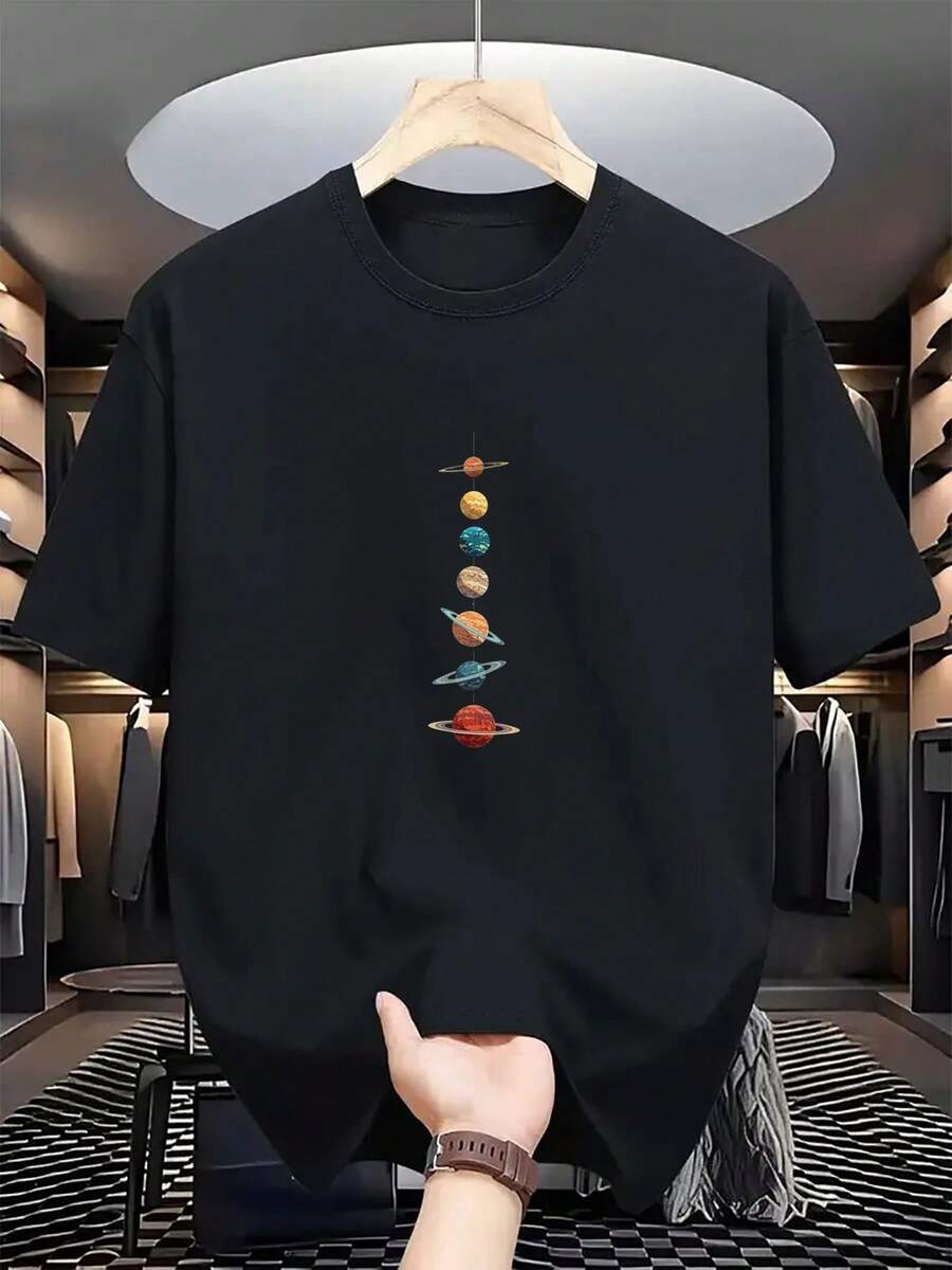New Men's Short-Sleeved T-Shirt, Casual And Modern Style, Ideal For Summer. Made From A Soft, Breathable Fabric, It Features A Print Of The Seven Major Planets. Perfect For Lounging At Home, Available In Three Colors, And Ideal For Casual Vacations. - 黑色 - 查看 1