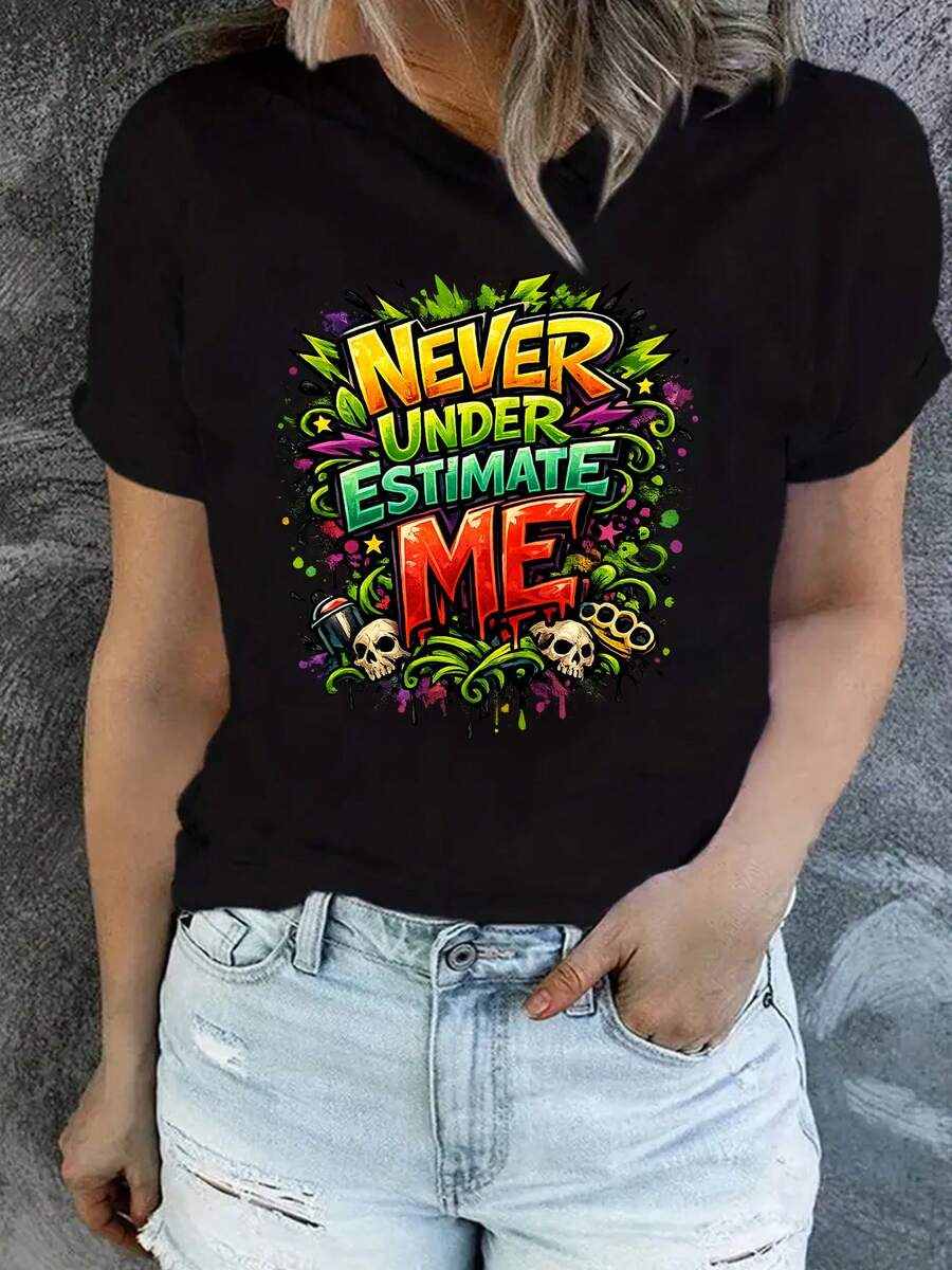 Bohemian Graffiti Print Short Sleeve T-Shirt - The Slogan "Never Underestimate Me" Is Presented In Fun Colors, Designed As An Eye-Catching Garment For Free Spirits And Music Festivals. Short Sleeve, Crew Neck, And Print T-Shirt, New For 2026. Cool Summer Clothing For Women - 黑色 - 查看 1