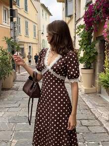 Vestido de mujer elegante y vintage con lunares de color marrón chocolate, cuello en V, contraste de color, encaje con volantes y mangas con pétalos - Marrón Chocolate - Ver 7