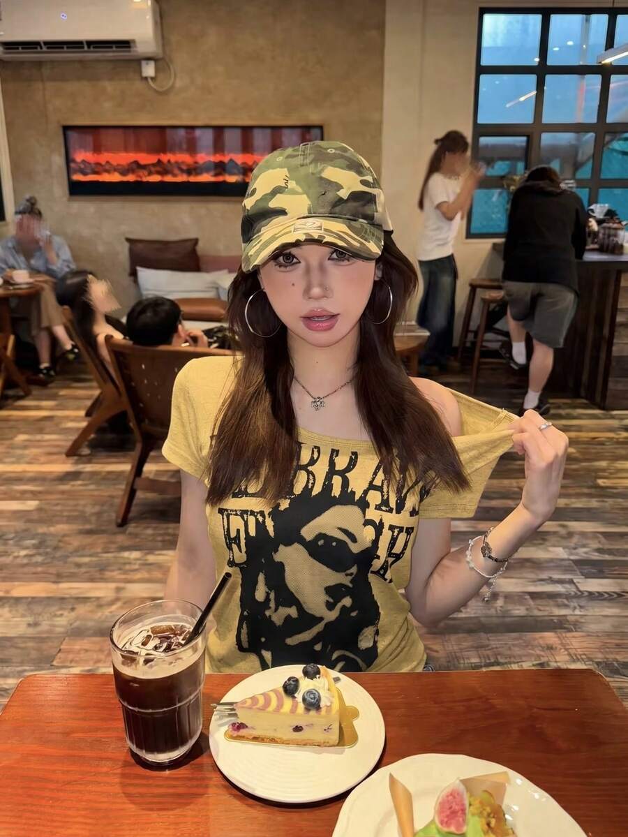 性感美式女孩圖案印花寬鬆不對稱肩短袖T恤,修身休閒女款夏季上衣,黃色 - 黃色 - 查看 1