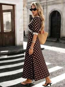 Vestido de mujer elegante y vintage con lunares de color marrón chocolate, cuello en V, contraste de color, encaje con volantes y mangas con pétalos - Marrón Chocolate - Ver 2