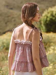 Top de muñeca con volantes escalonados, cuello cuadrado, tirantes con lazo y encaje de ganchillo a cuadros teñidos con hilo - Rosa - Ver 2