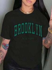 Camiseta de cuello redondo con estampado de letras de Brooklyn, top casual de manga corta con hombros caídos, ropa de mujer - Negro - Ver 1