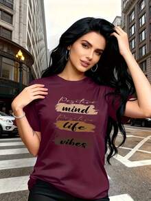 The Letter Prints With Visual Expressions Of Self-Motivation, Such As "Positive Mind," "Positive Life," And "Positive Vibes," Are Modern And Fashionable. This Simple And Versatile Women's Short-Sleeved T-Shirt With A Round Neck Is Suitable For Leisure, Travel, Vacations, And Other Activities. 2CBJ - 紫紅色 - 查看 6