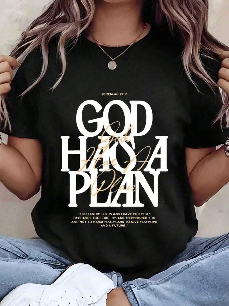 Women's T-Shirt With 'God Has A Plan' Bible Verse Print, Round Neck, Casual Loose Fit For Everyday Wear, Gift Idea, 220g, Suitable As A Gift. Women's T-Shirt. Blouses>Elegant. Boho Chic, Soft, Breathable And Comfortable Women's Top, Ideal For Spring, Summer And Autumn, Perfect For Vacations, Travel And Everyday Wear. - 黑色 - 查看 1