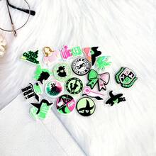 9件組巫師圖案套裝，經典且獨特，激發無限創意靈感。適用於DIY裝飾，無論是裝飾鞋子、包包、手鍊，或是作為派對禮物、節日裝飾、生日小禮，都能展現您的獨特個性化（隨機出貨圖案） - 魔法女巫 - 查看 6