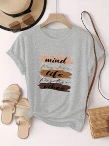 The Letter Prints With Visual Expressions Of Self-Motivation, Such As "Positive Mind," "Positive Life," And "Positive Vibes," Are Modern And Fashionable. This Simple And Versatile Women's Short-Sleeved T-Shirt With A Round Neck Is Suitable For Leisure, Travel, Vacations, And Other Activities. 2CBJ - 淺灰色 - 查看 4