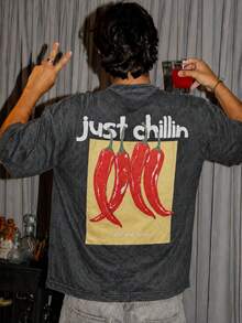 Fractyr 男款「Just Chillin」辣椒前後印花寬鬆版型T恤，柔軟觸感深灰色水洗休閒街頭風，復古食物圖案 - 深灰色 - 查看 3