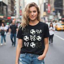 Short-Sleeve Women's Cotton T-Shirt With Soccer Print And Bow, Short Sleeves And Round Neck, Casual T-Shirt With Cute Sports Graphic, Soft And Comfortable Basic Shirt, Sporty Fashion For Game Day And Everyday Wear. 100% Cotton - 黑色 - 查看 1