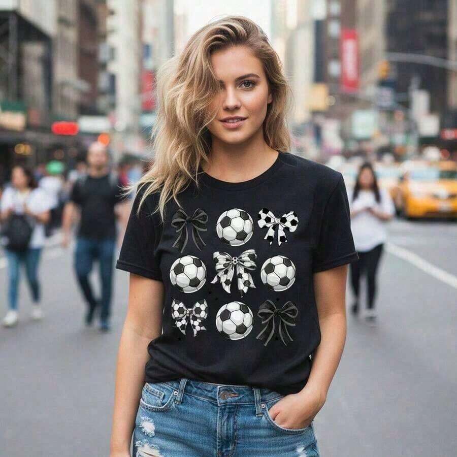 Short-Sleeve Women's Cotton T-Shirt With Soccer Print And Bow, Short Sleeves And Round Neck, Casual T-Shirt With Cute Sports Graphic, Soft And Comfortable Basic Shirt, Sporty Fashion For Game Day And Everyday Wear. 100% Cotton - 黑色 - 查看 1
