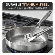 Chảo hợp kim titan dày dặn, được rèn thủ công, rất lý tưởng để chiên trứng và bít tết, với bề mặt chống dính không cần lớp phủ giúp dễ dàng vệ sinh. Chảo phù hợp với cả bếp điện và bếp ga. - Xem 6