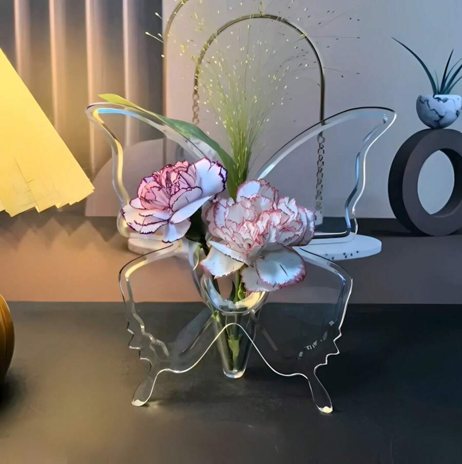 Eine elegante, transparente Acrylvase in Schmetterlingsform, ein modernes Dekorationsstück für das Zuhause, mit Schmetterlingsflügeln, geeignet für Wohnzimmer, Büros, Hochzeiten und andere Orte. - transparent - Übersicht 1