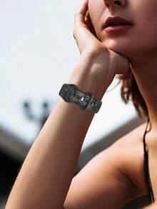 1條女款雕花矽膠錶帶，適用於Apple Watch 41mm 40mm 44mm 45mm 42mm 38mm 49mm 46mm，可愛小女孩字母圖案，柔軟休閒運動錶帶，適用於Apple Watch Series SE 11 10 9 8 7 6 5 4 3 2 1 Ultra，時尚雕花工藝智慧手錶錶帶 - 黑色錶帶配白色字母 - 查看 7