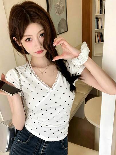 女士甜美V领T恤，波点蕾丝拼接短袖上衣，夏季